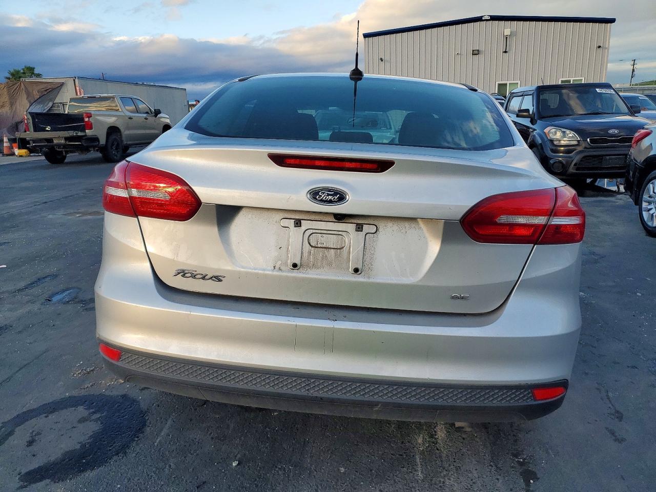 2017 FORD FOCUS SE photo 6