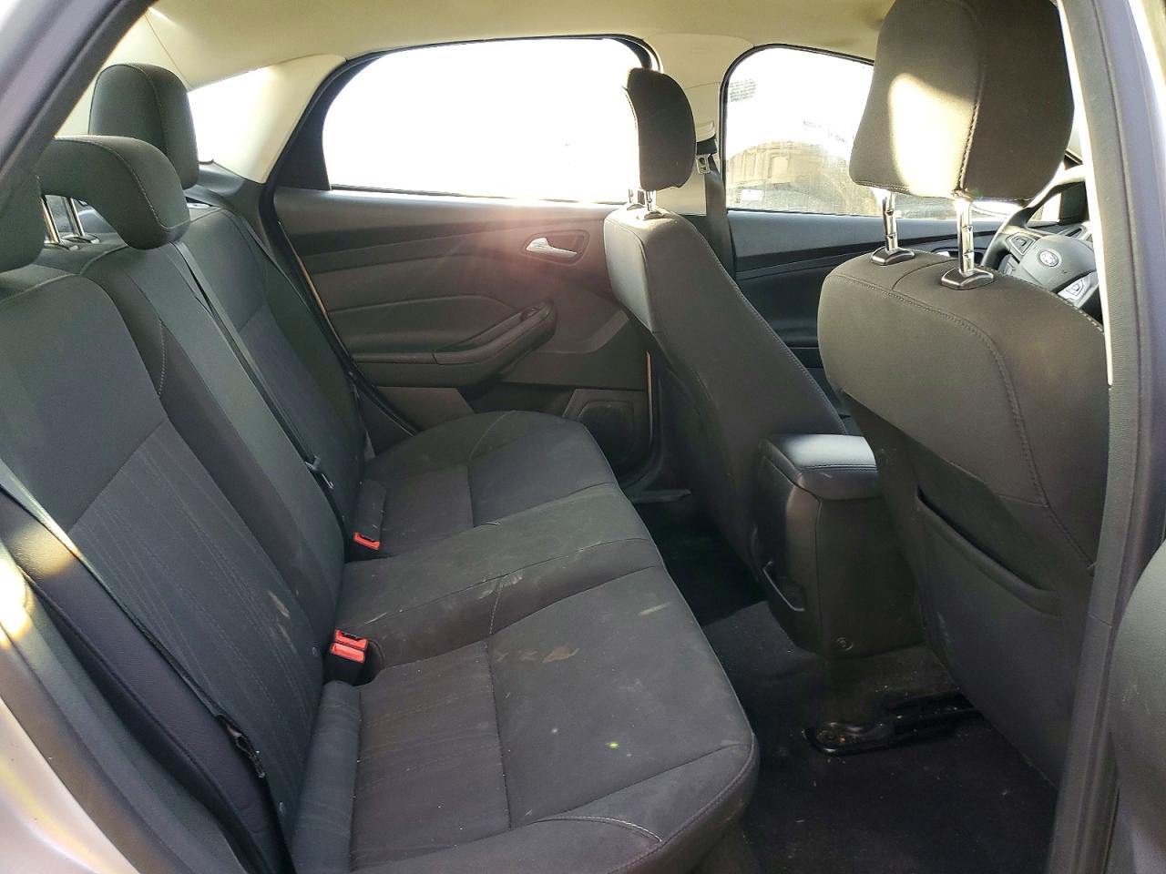 2017 FORD FOCUS SE photo 10