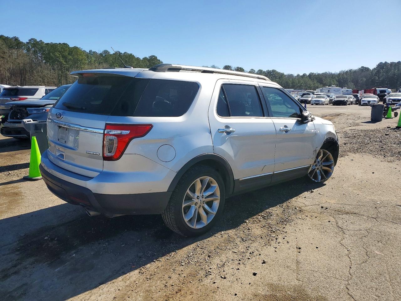 2015 FORD EXPLORER XLT photo 3