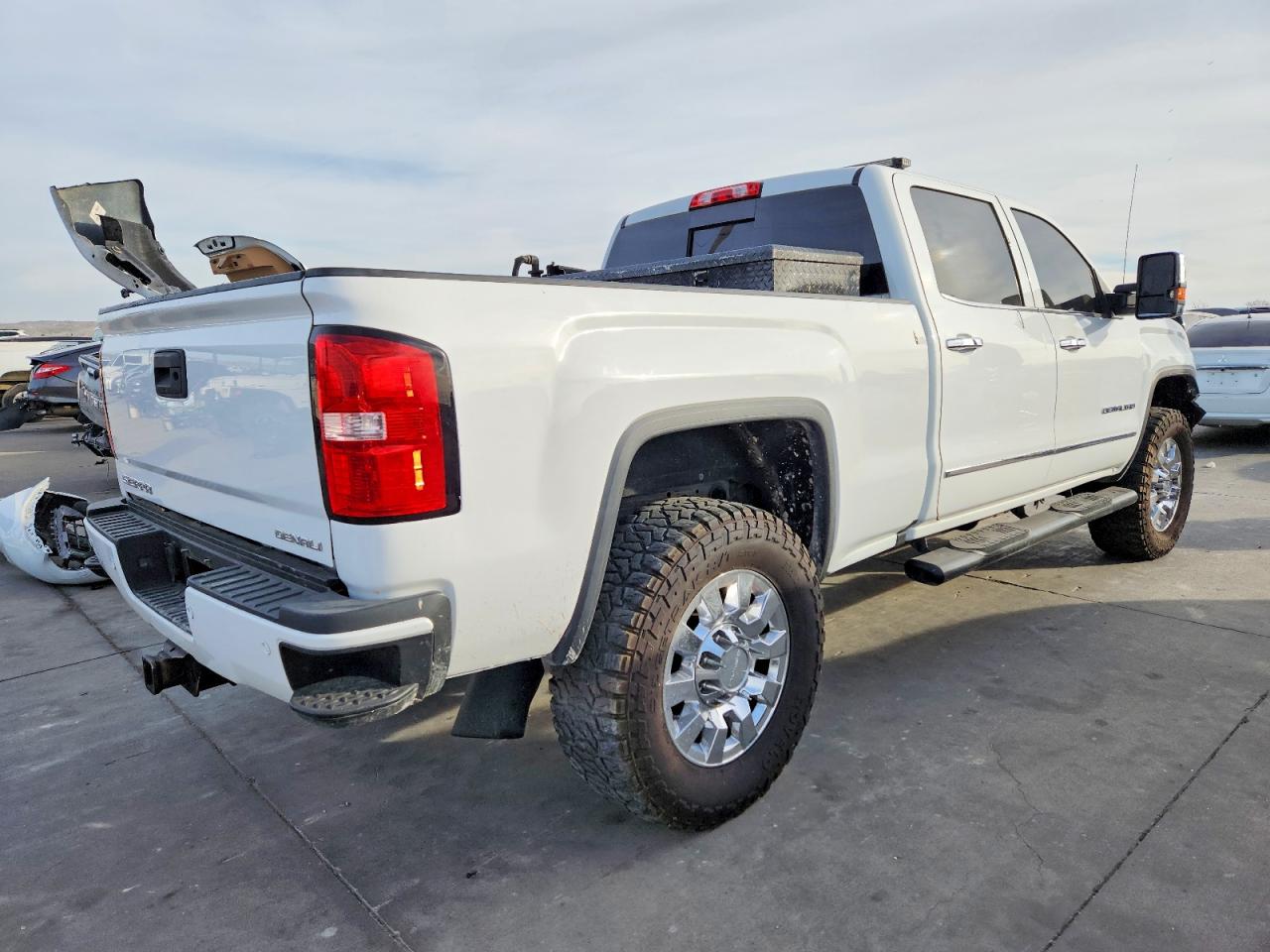 2017 GMC SIERRA K2500 DENALI photo 3