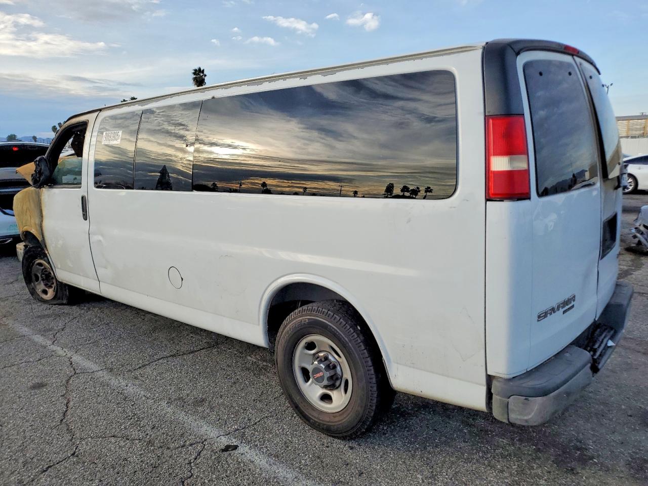 2014 GMC SAVANA G3500 LT photo 2
