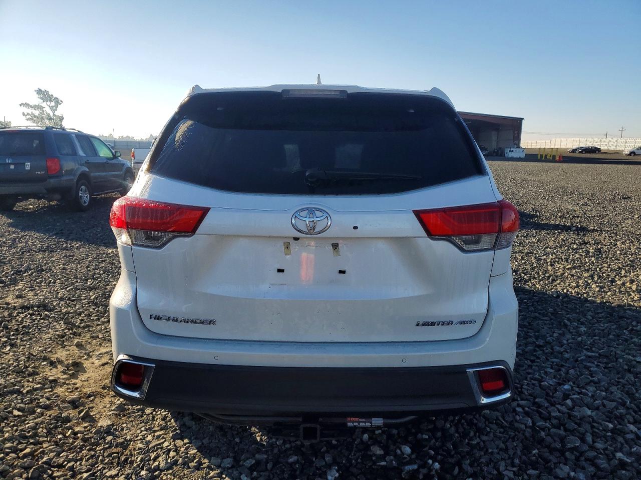 2017 TOYOTA HIGHLANDER LIMITED photo 6