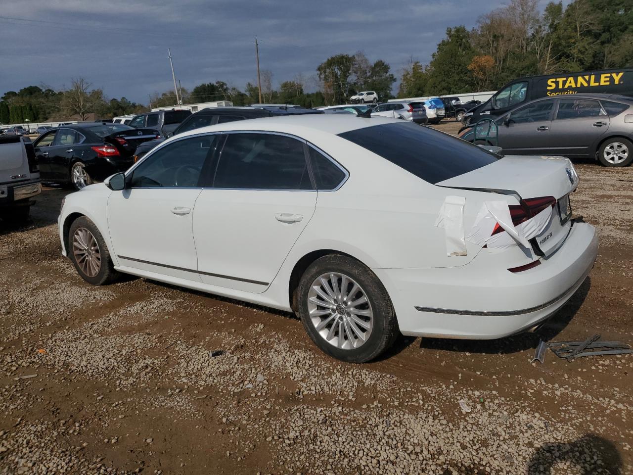 2017 VOLKSWAGEN PASSAT SE photo 4
