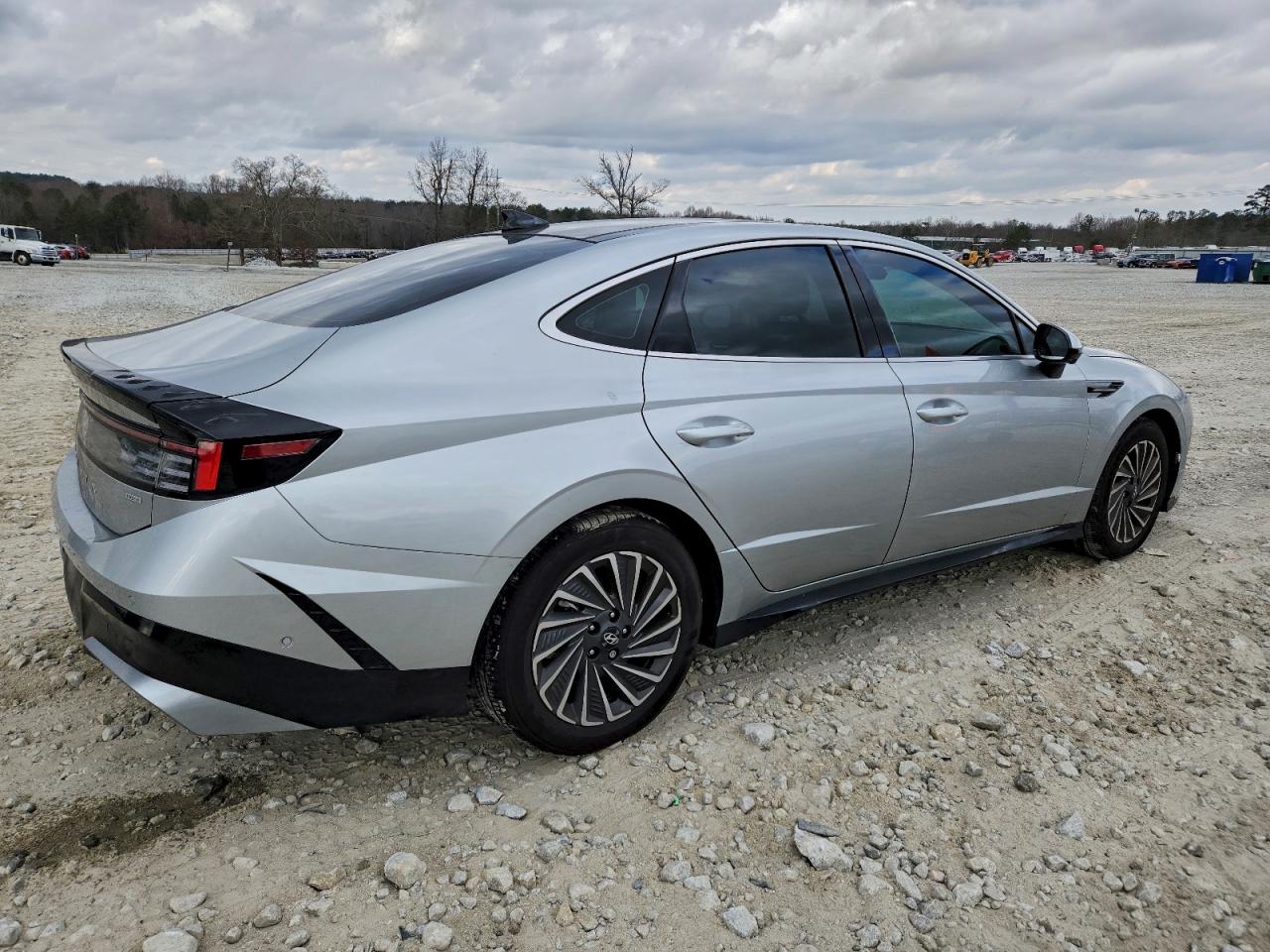 2025 HYUNDAI SONATA HYBRID photo 3