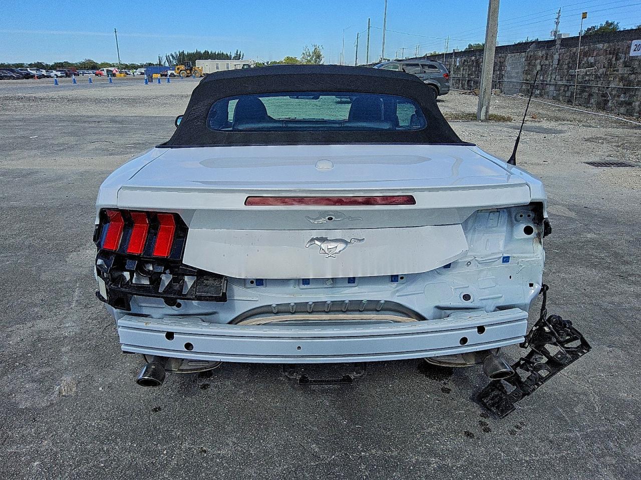 2025 FORD MUSTANG photo 6