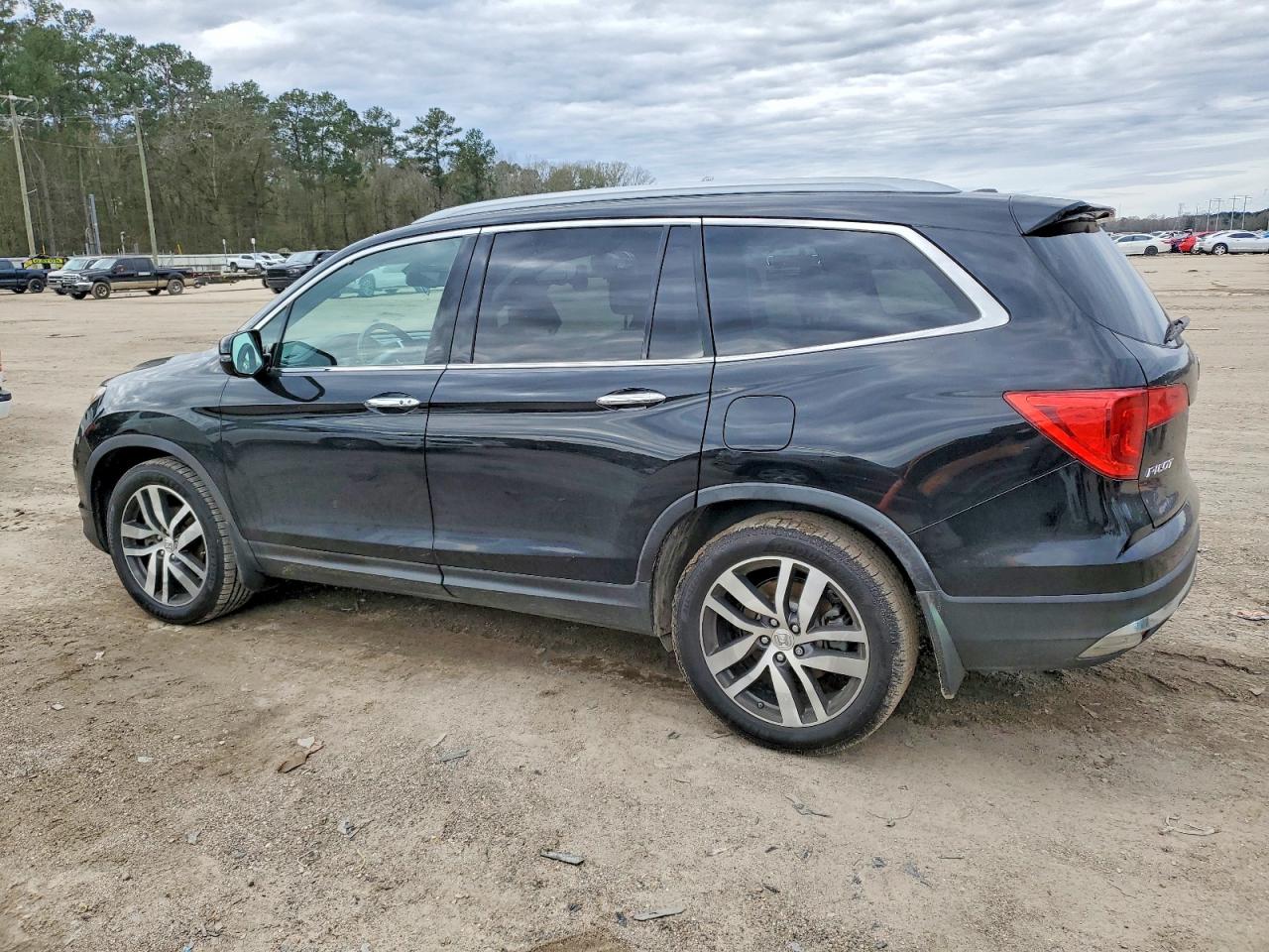 2016 HONDA PILOT TOURING photo 2