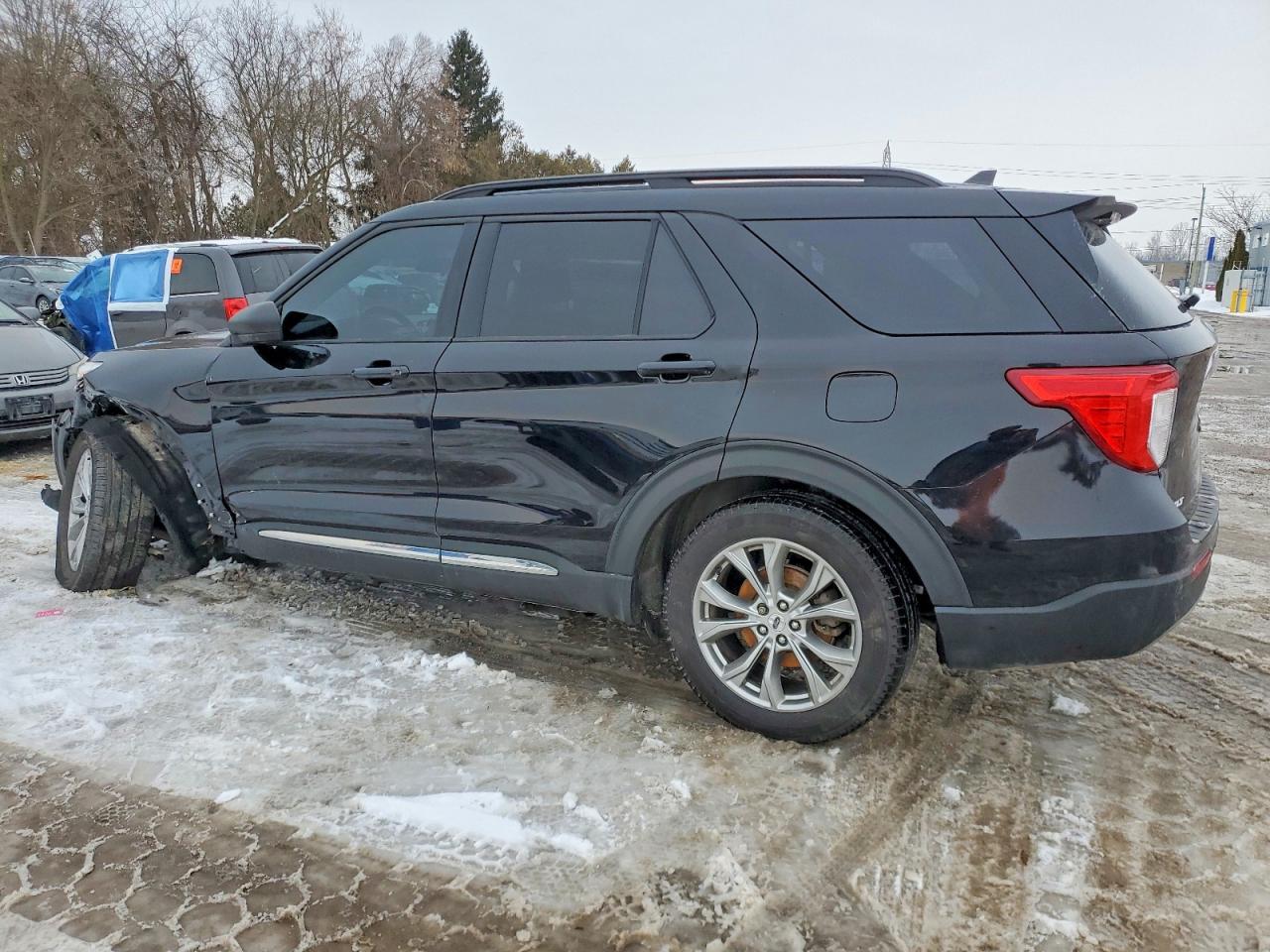 2021 FORD EXPLORER XLT photo 2