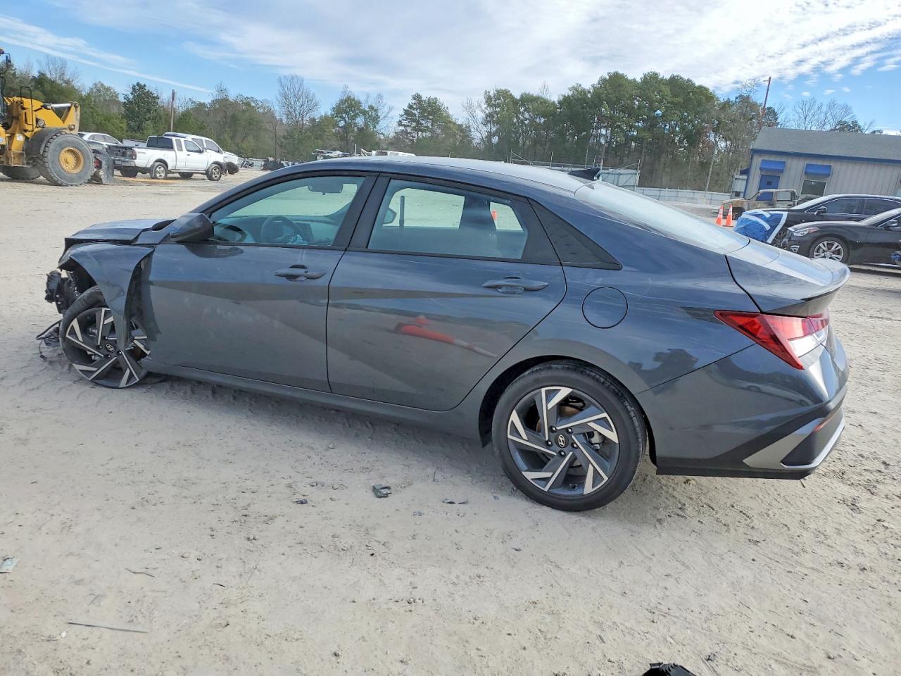 2025 HYUNDAI ELANTRA SEL SPORT photo 2
