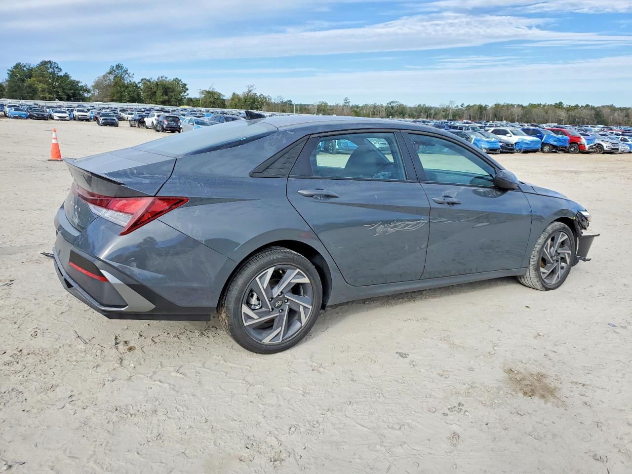 2025 HYUNDAI ELANTRA SEL SPORT photo 3