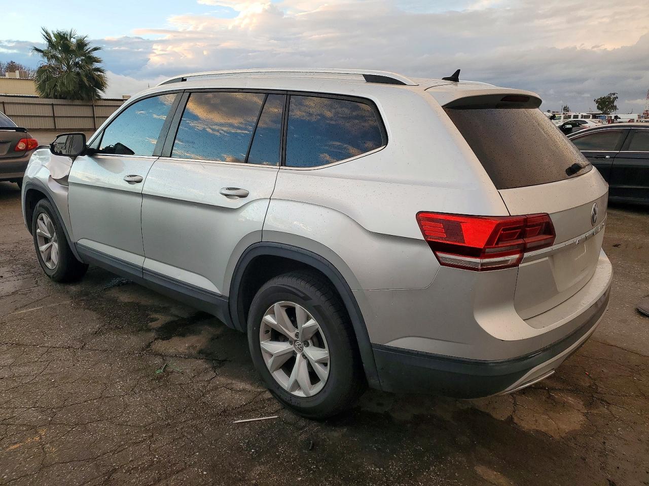 2018 VOLKSWAGEN ATLAS SE photo 2
