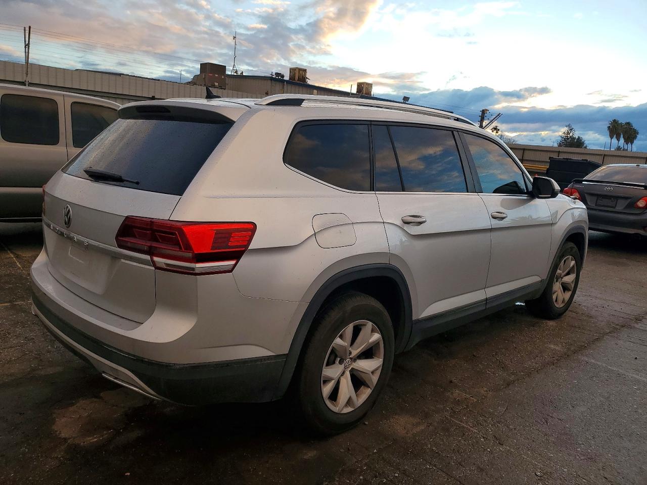 2018 VOLKSWAGEN ATLAS SE photo 3
