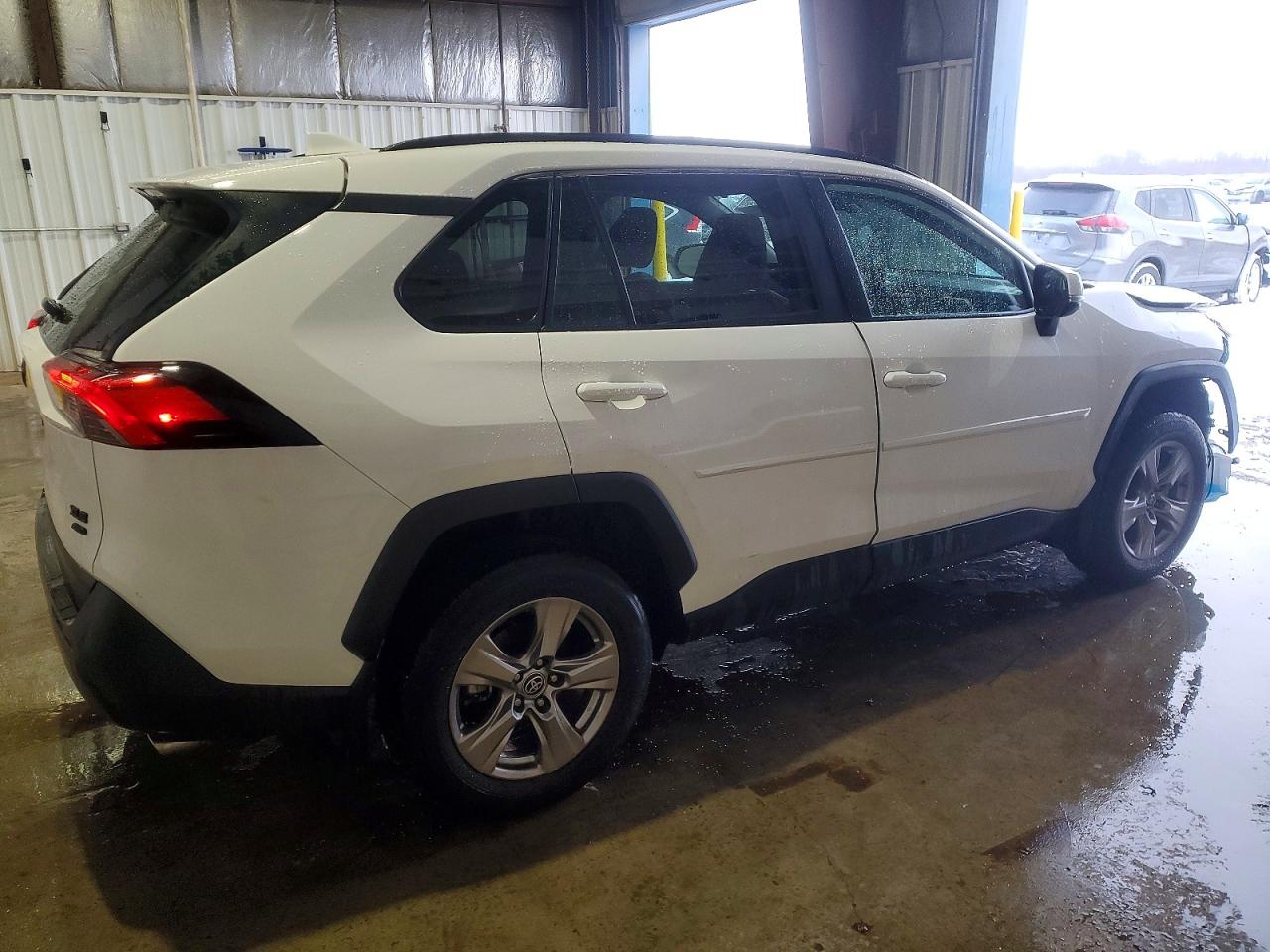 2022 TOYOTA RAV4 XLE photo 5