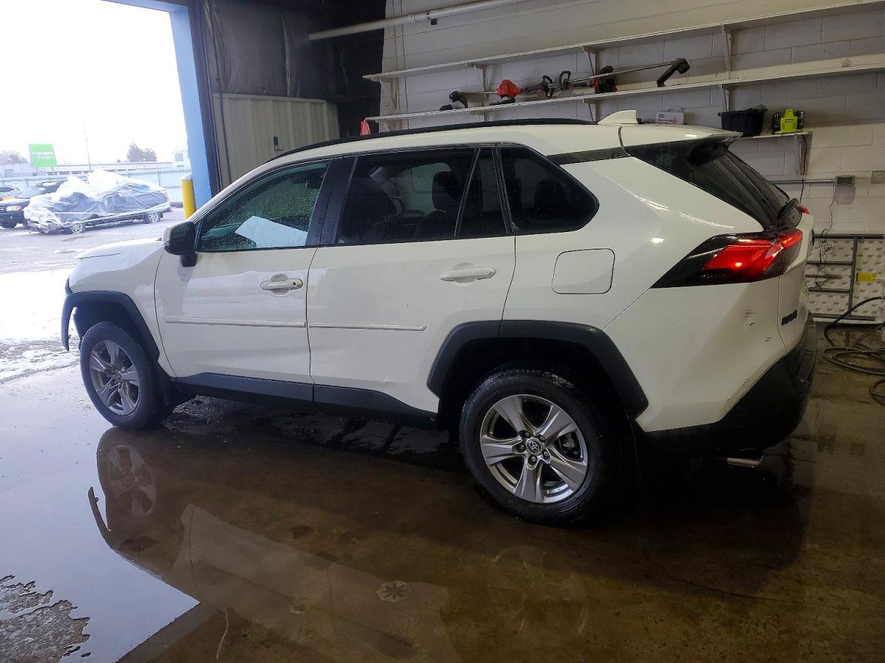2022 TOYOTA RAV4 XLE photo 3