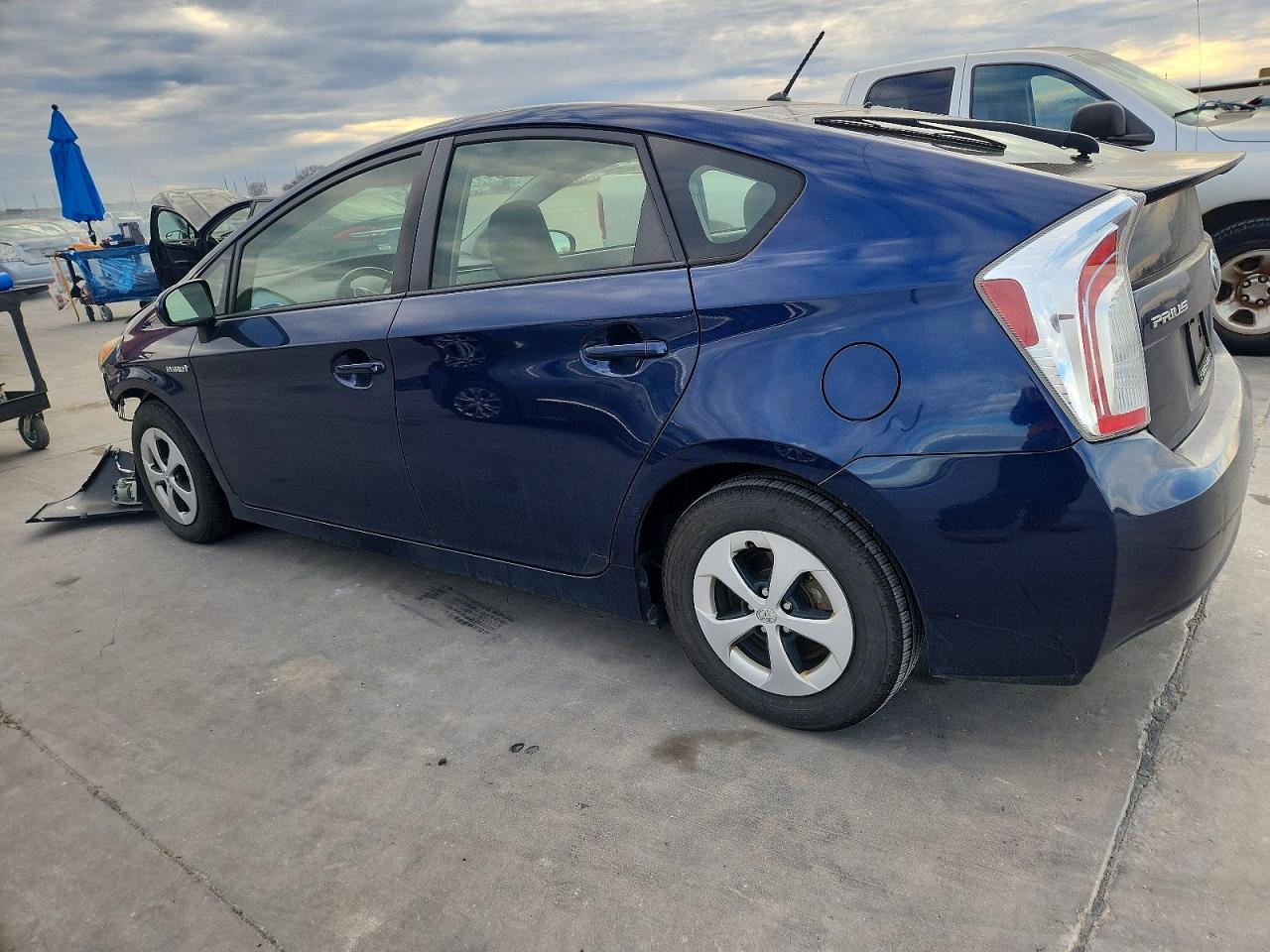 2014 TOYOTA PRIUS photo 2