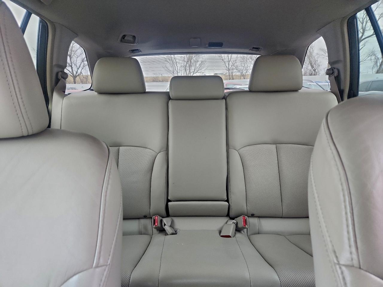 2011 SUBARU OUTBACK photo 10