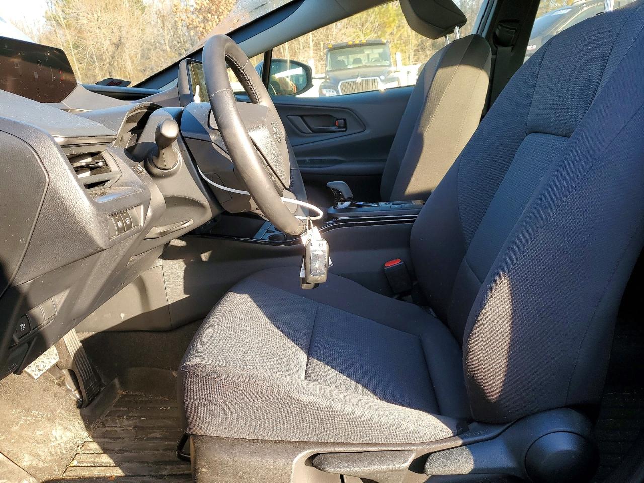 2025 TOYOTA PRIUS LE photo 7