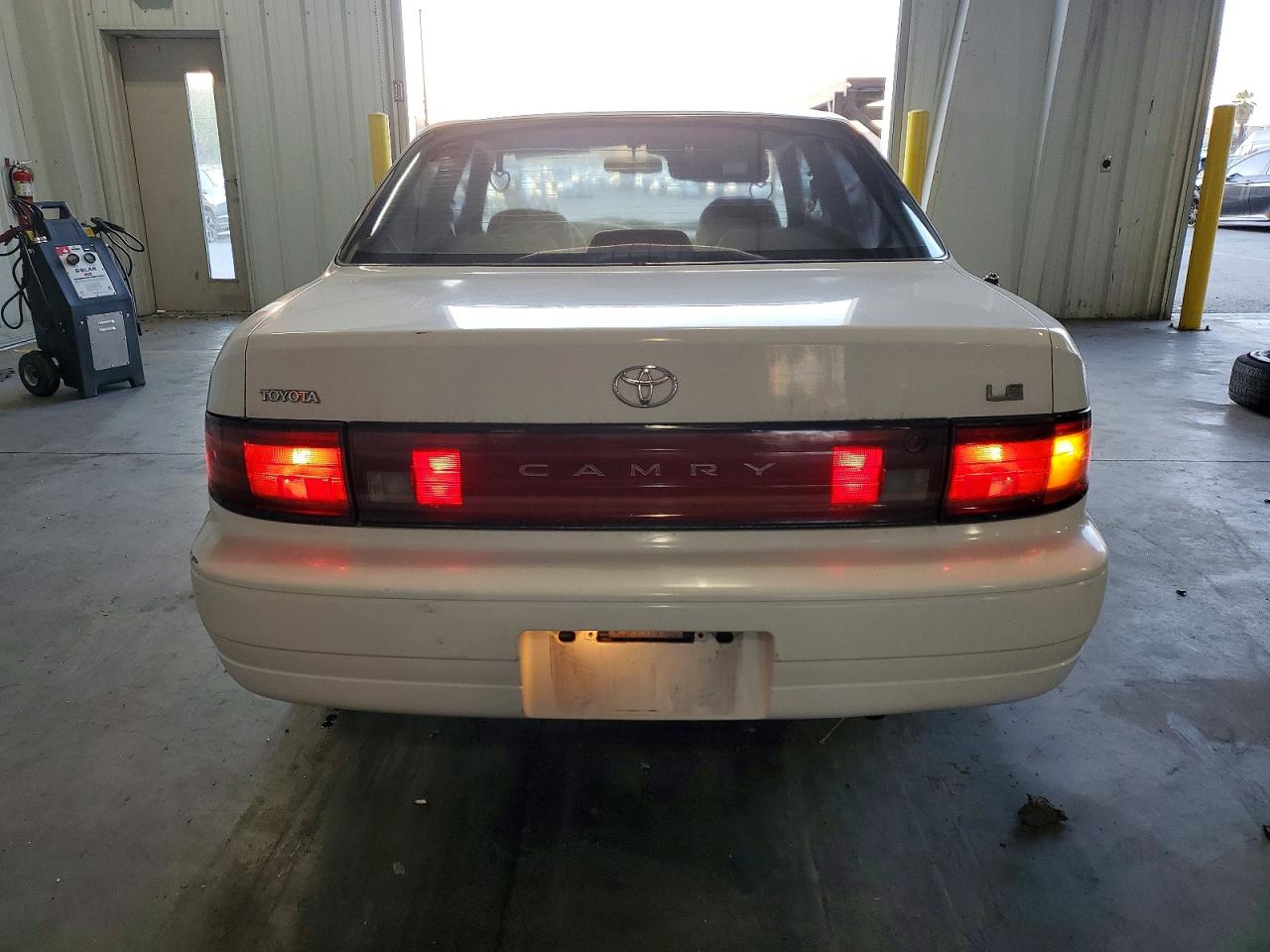 1992 TOYOTA CAMRY LE photo 6