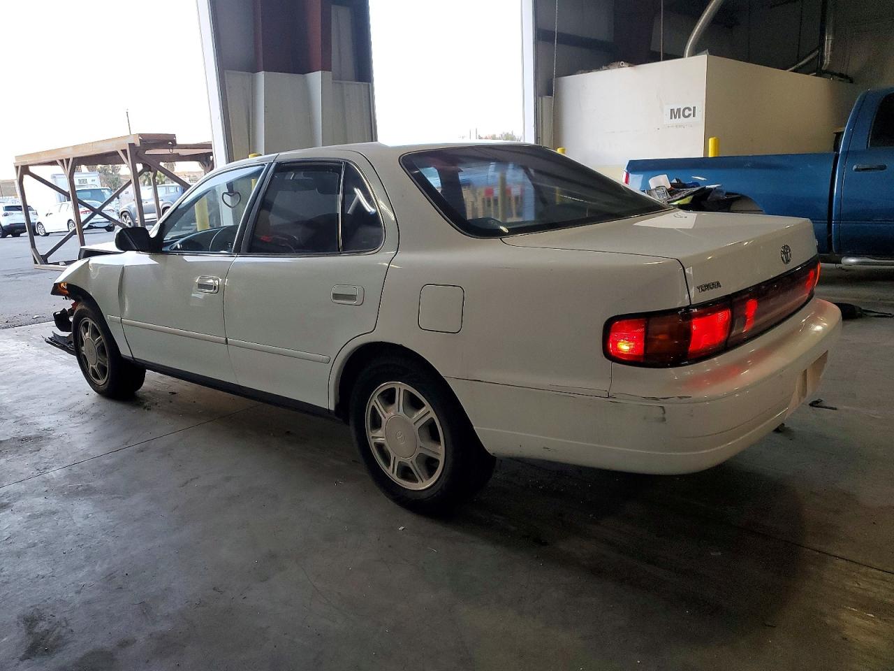 1992 TOYOTA CAMRY LE photo 2