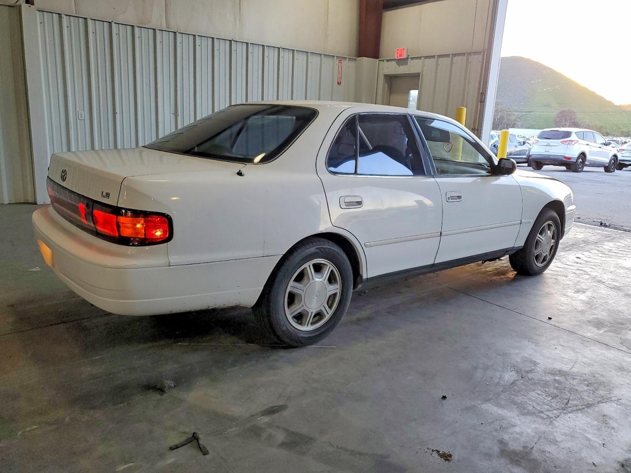1992 TOYOTA CAMRY LE photo 3