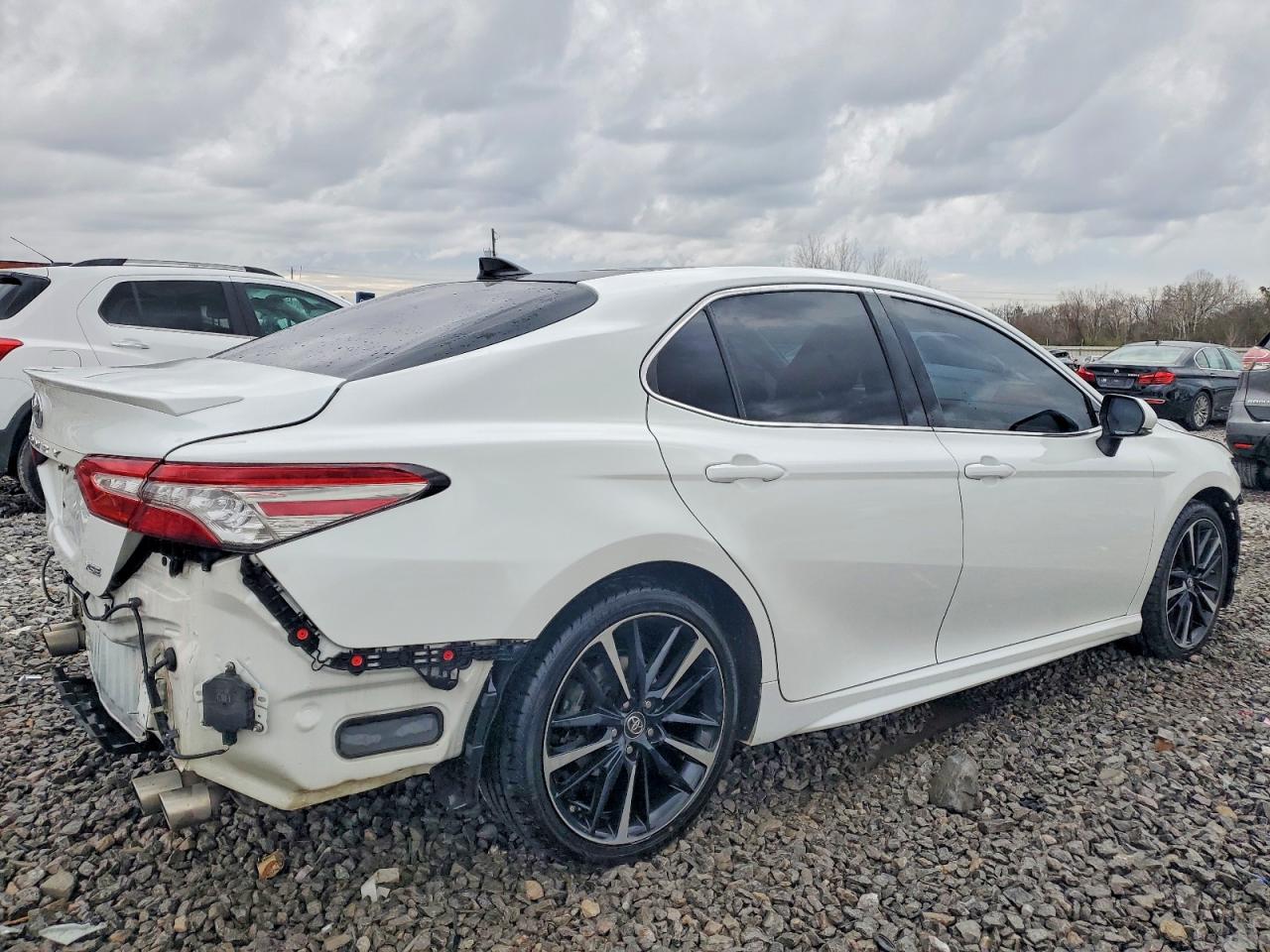 2019 TOYOTA CAMRY XSE photo 3