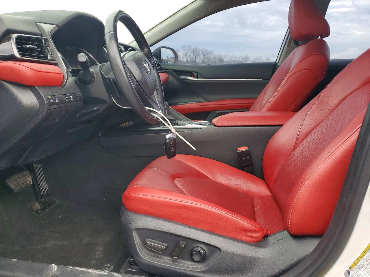 2019 TOYOTA CAMRY XSE photo 7