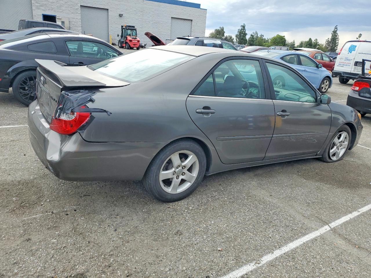 2004 TOYOTA CAMRY SE photo 3