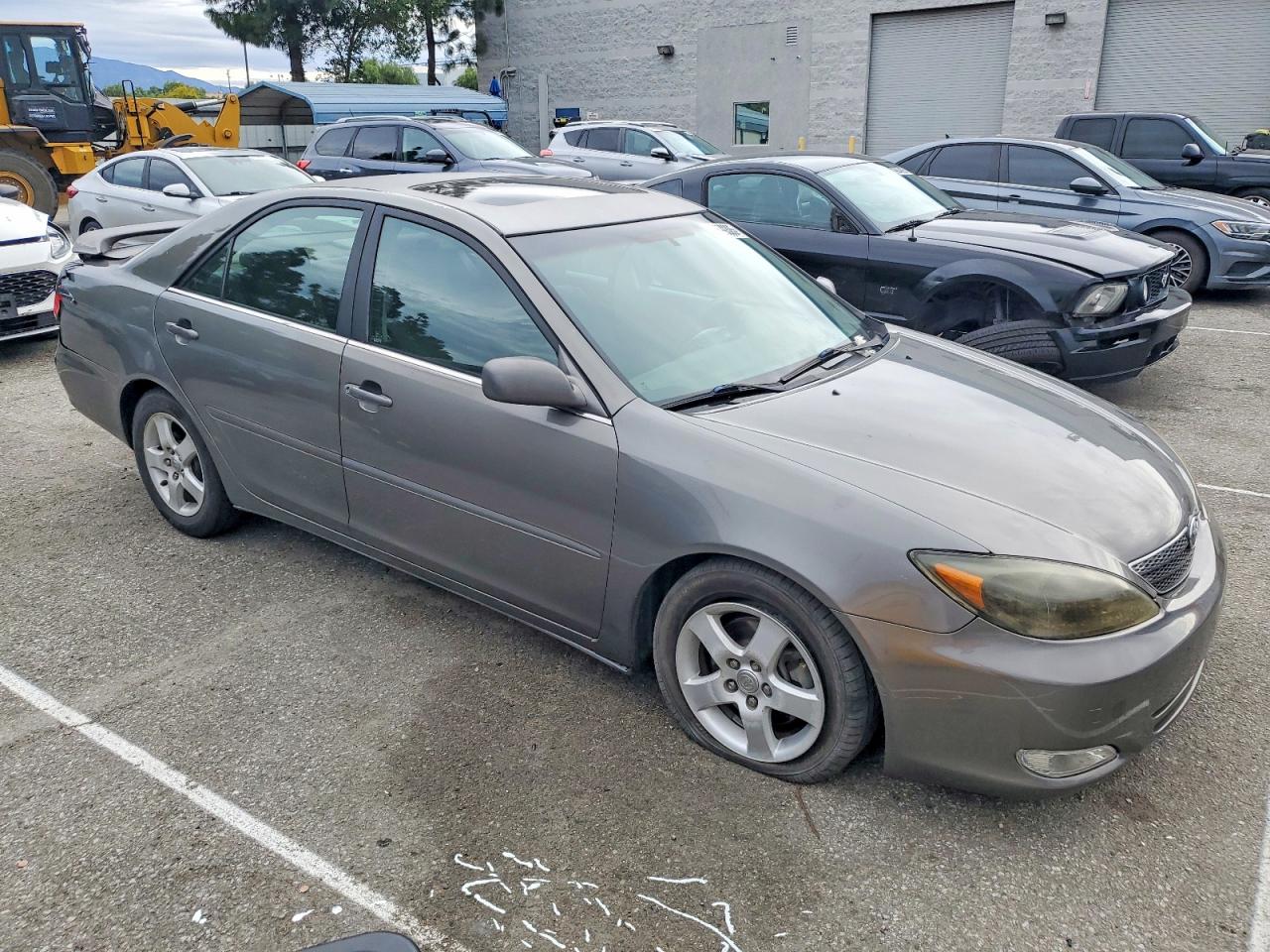 2004 TOYOTA CAMRY SE photo 4