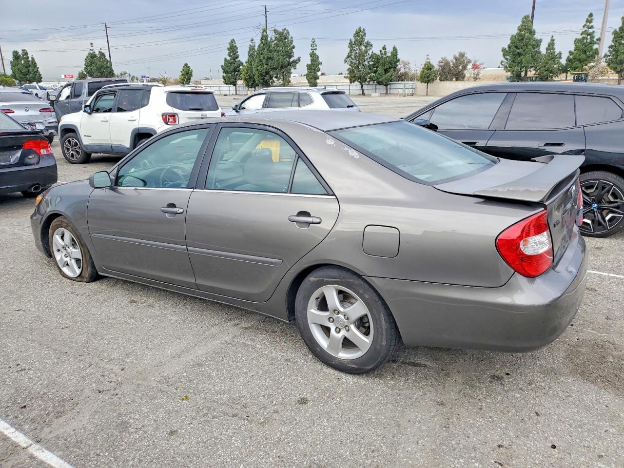 2004 TOYOTA CAMRY SE photo 2
