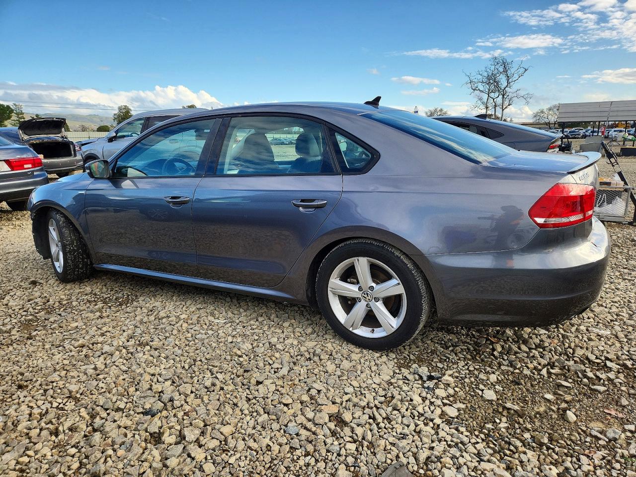 2014 VOLKSWAGEN PASSAT S photo 2