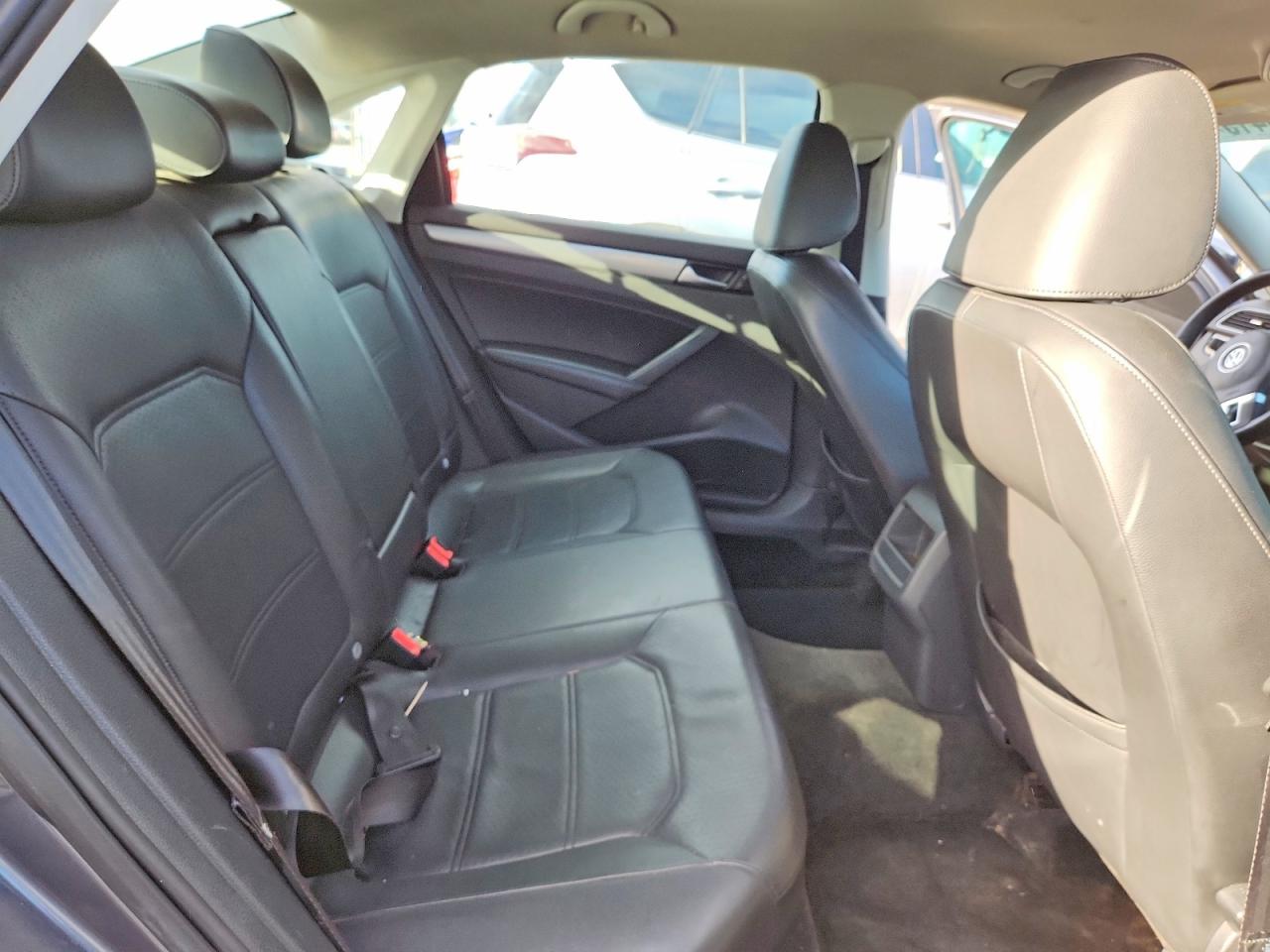 2014 VOLKSWAGEN PASSAT S photo 10