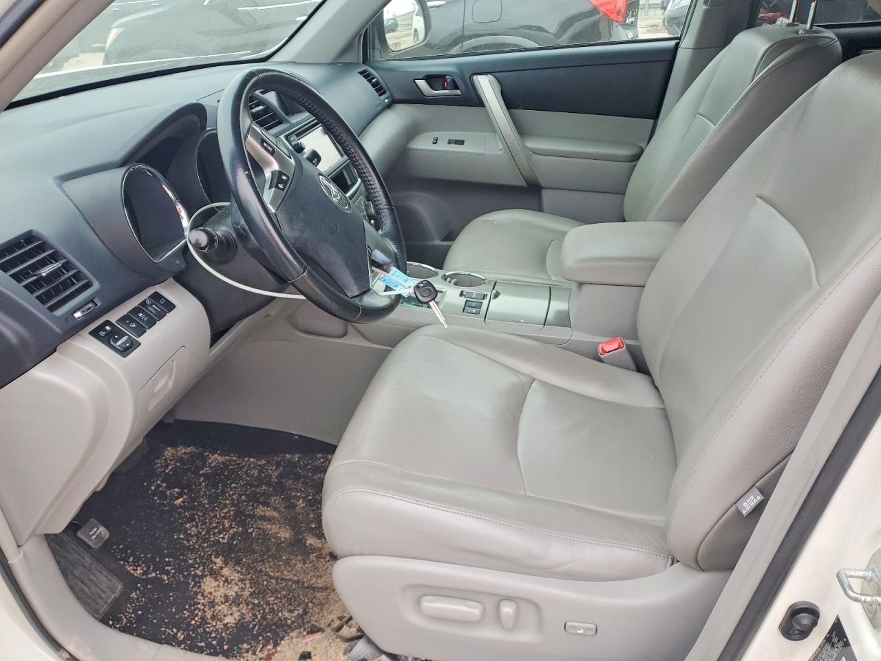 2013 TOYOTA HIGHLANDER BASE photo 7