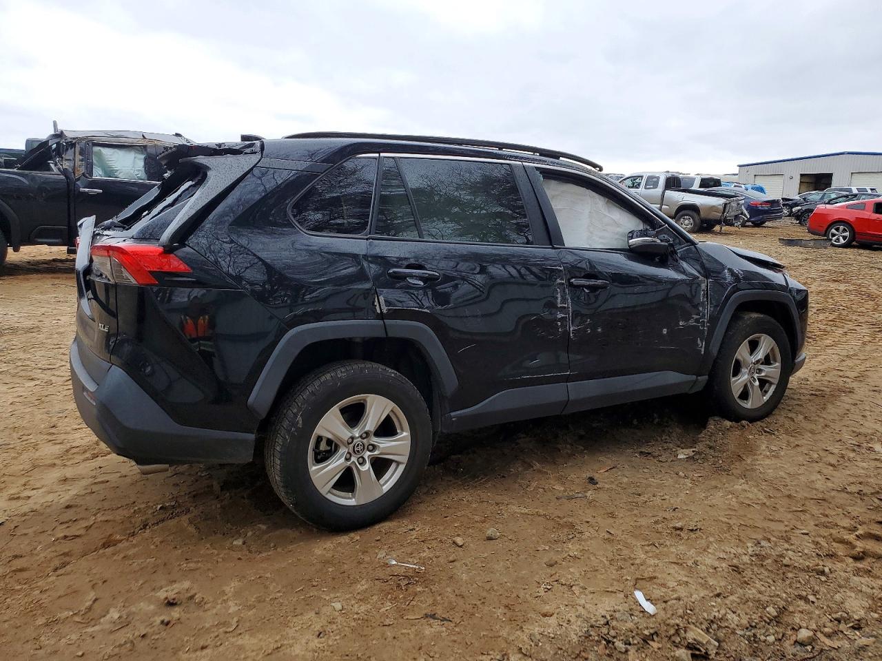 2021 TOYOTA RAV4 XLE photo 3