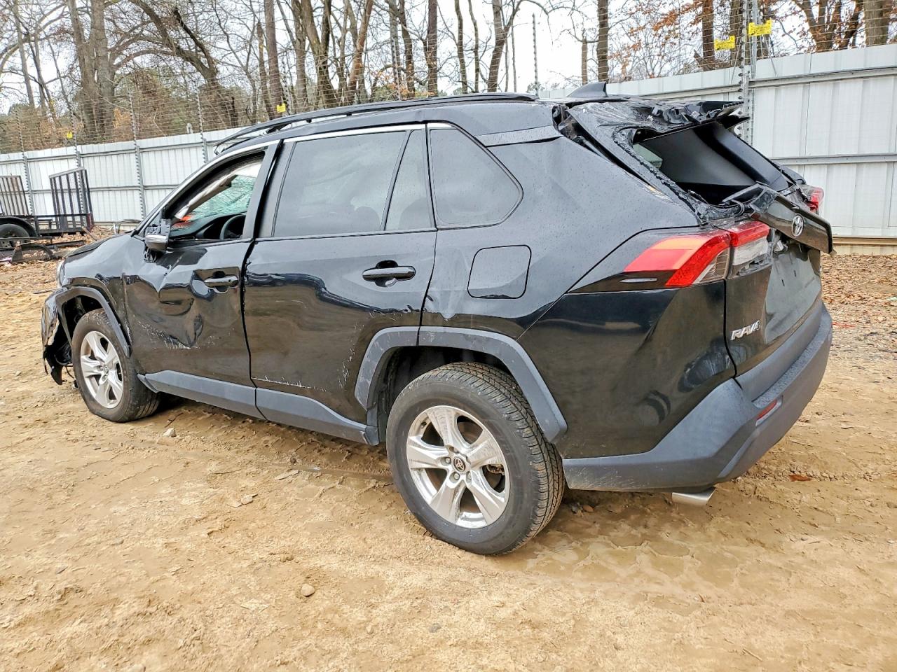 2021 TOYOTA RAV4 XLE photo 2