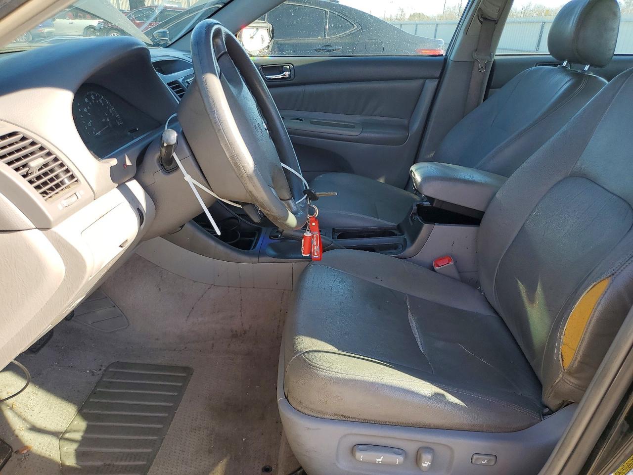 2004 TOYOTA CAMRY LE photo 7