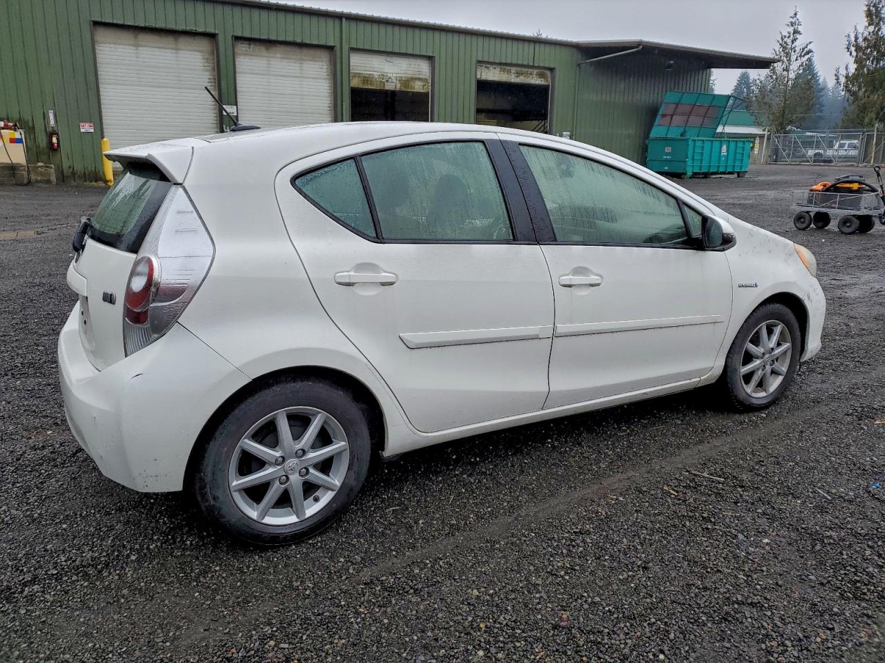 2013 TOYOTA PRIUS C photo 3