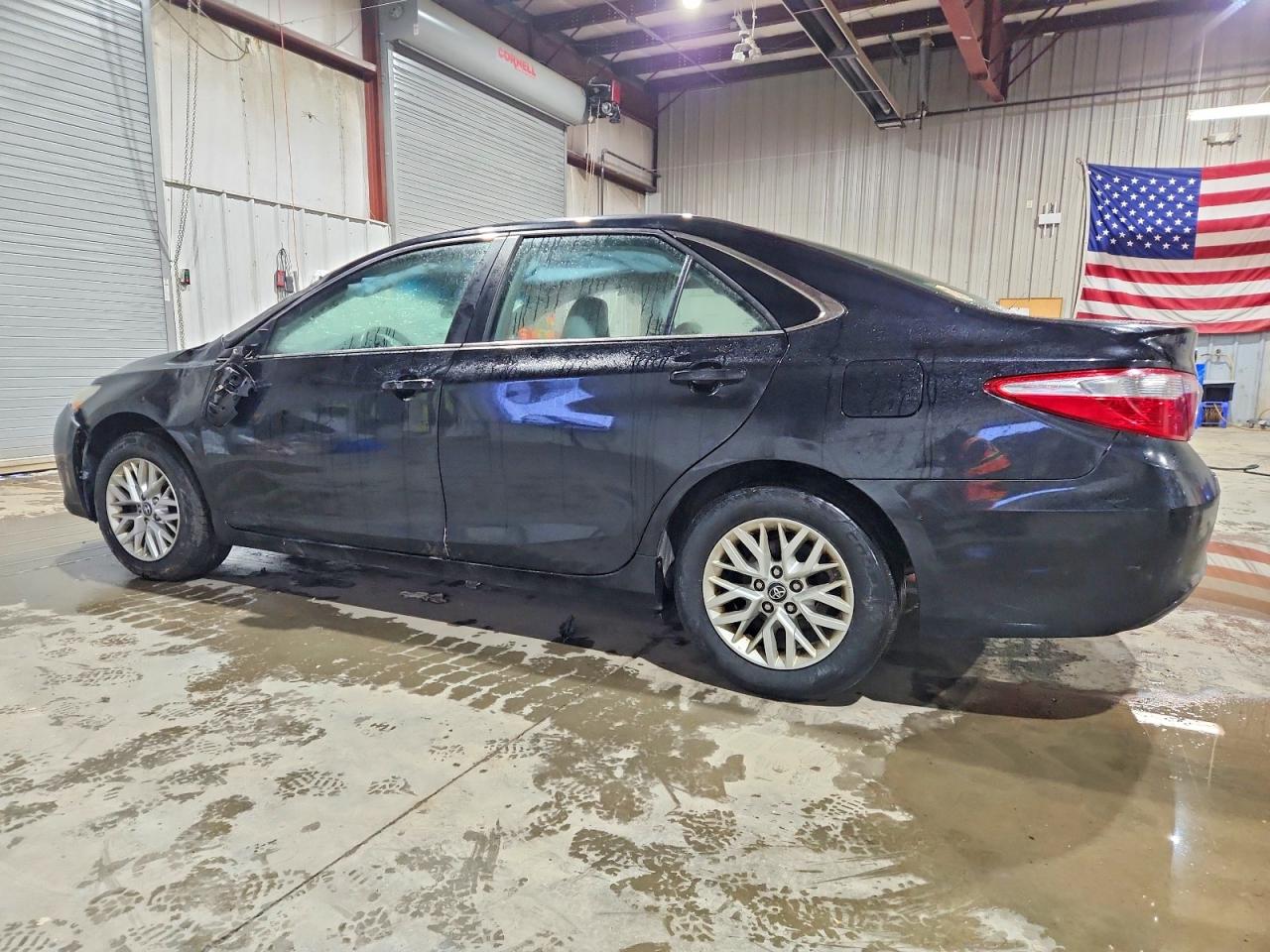 2017 TOYOTA CAMRY LE photo 2