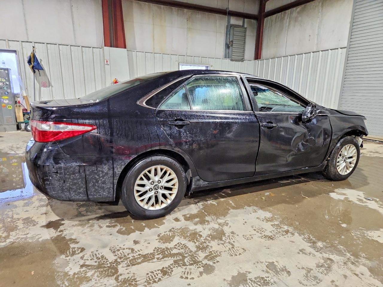 2017 TOYOTA CAMRY LE photo 3