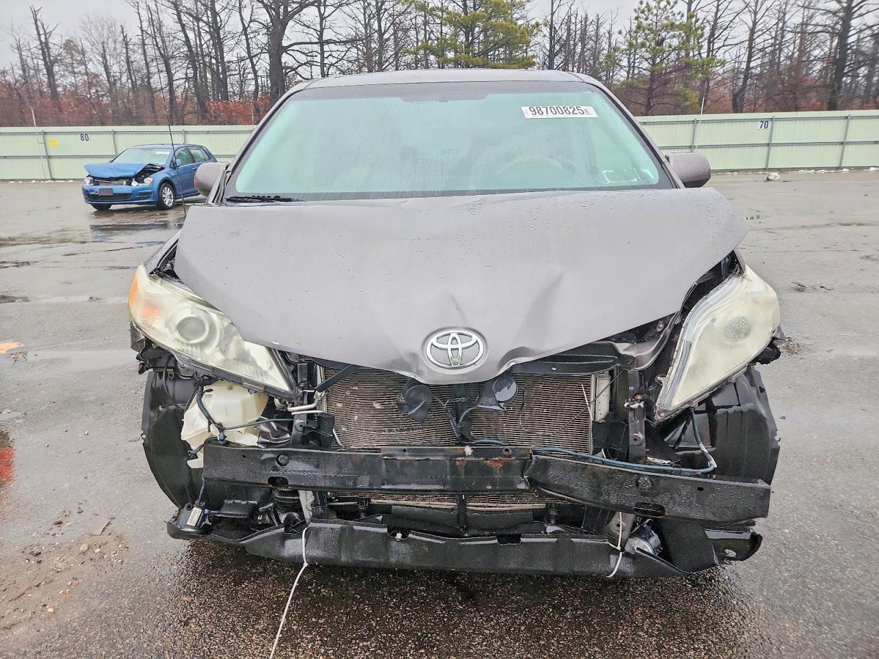 2014 TOYOTA SIENNA XLE photo 5
