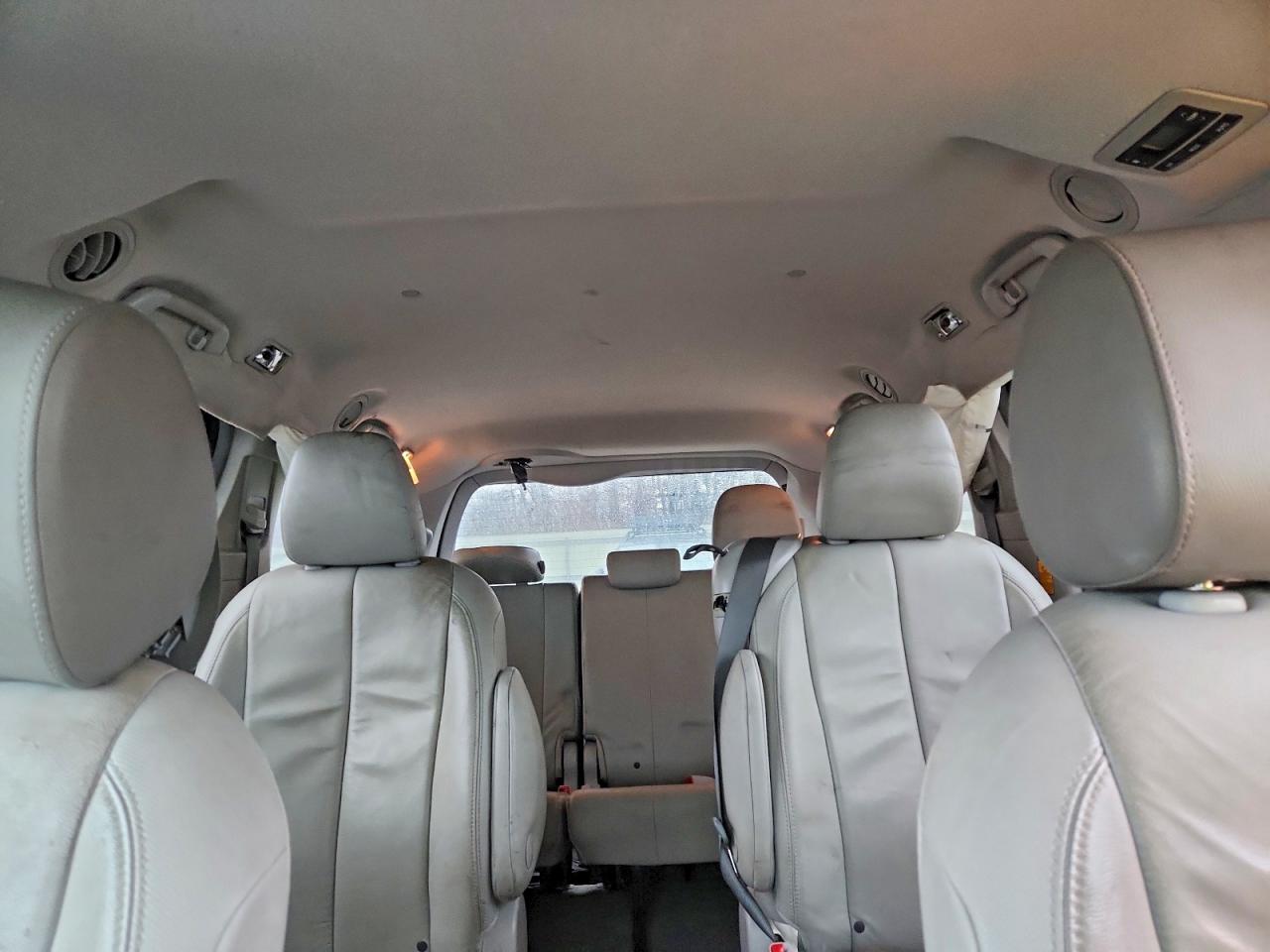 2014 TOYOTA SIENNA XLE photo 10