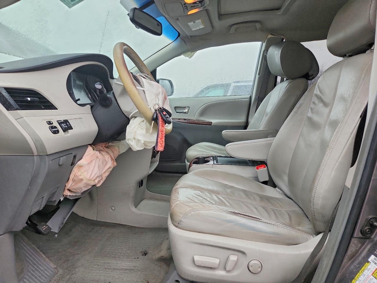 2014 TOYOTA SIENNA XLE photo 7