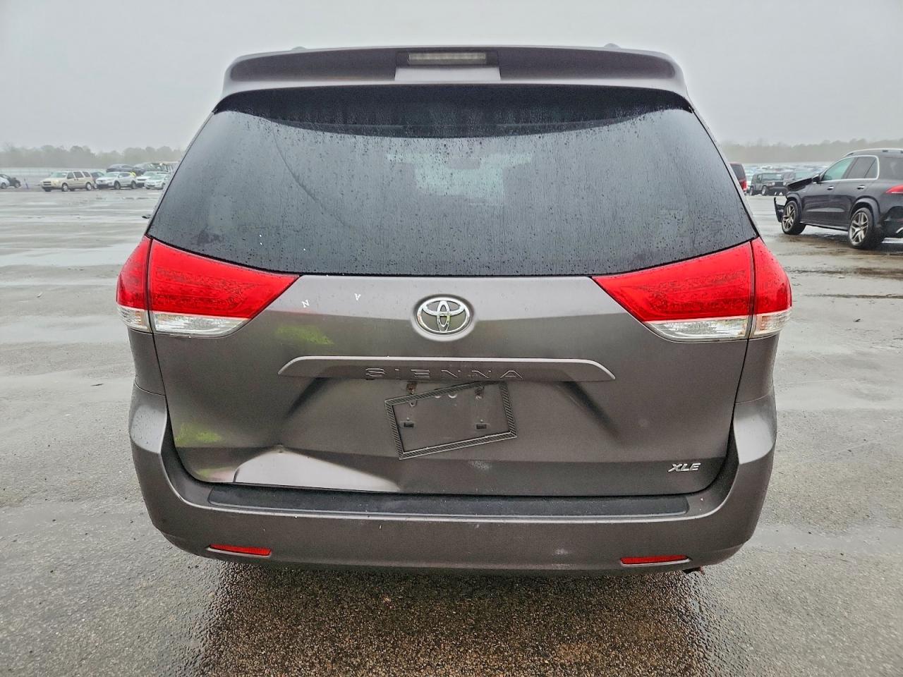 2014 TOYOTA SIENNA XLE photo 6