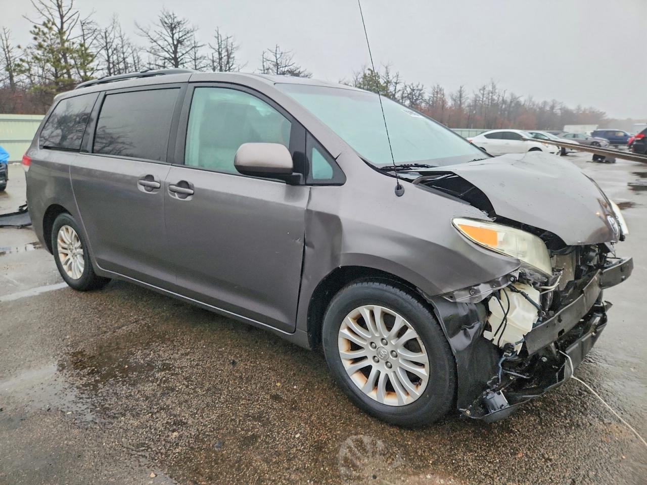 2014 TOYOTA SIENNA XLE photo 4