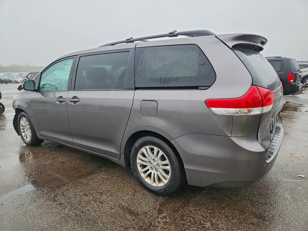 2014 TOYOTA SIENNA XLE photo 2