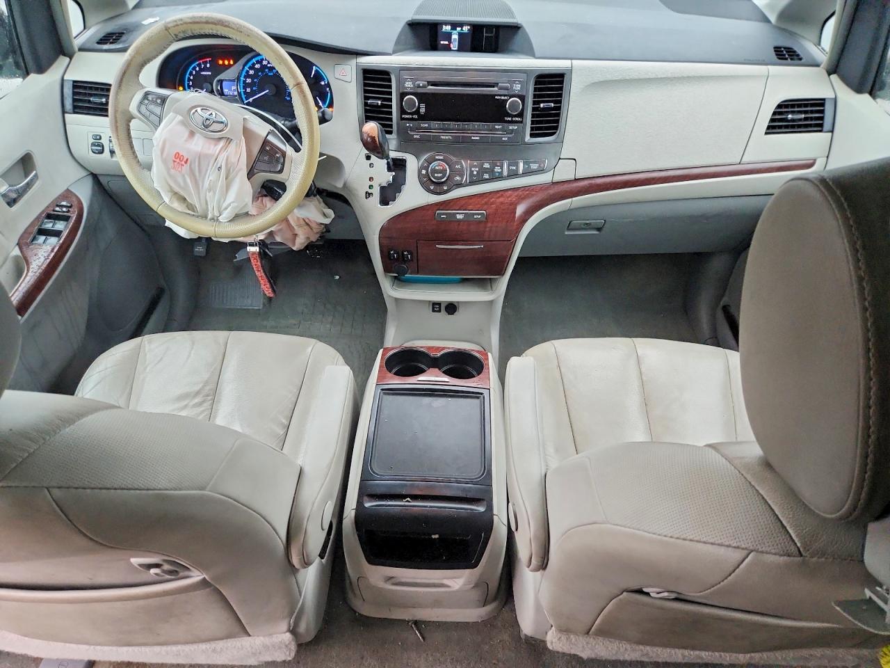 2014 TOYOTA SIENNA XLE photo 8