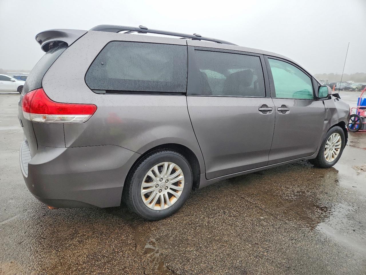 2014 TOYOTA SIENNA XLE photo 3