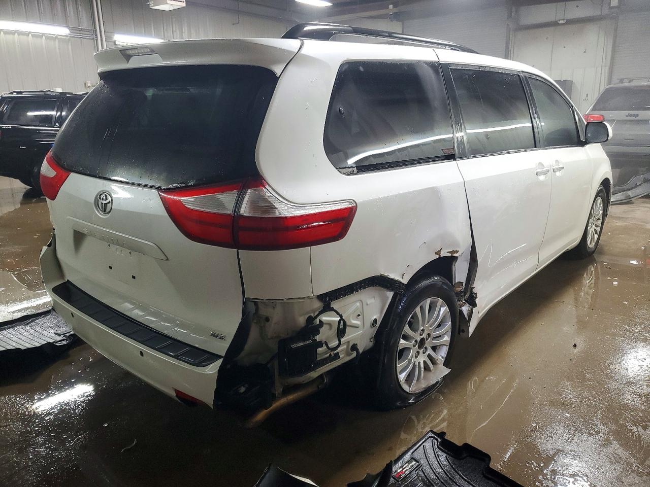 2016 TOYOTA SIENNA XLE photo 3
