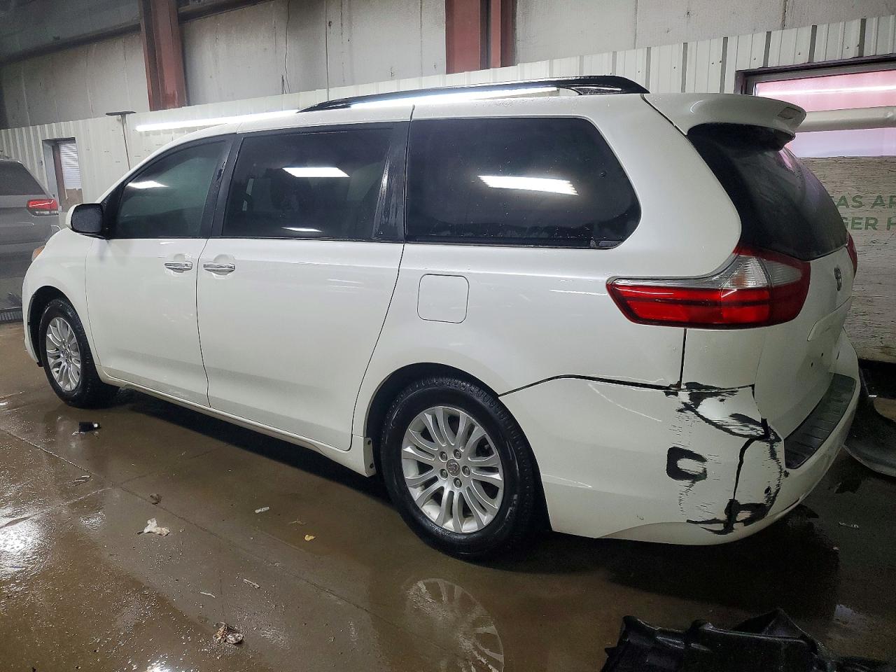 2016 TOYOTA SIENNA XLE photo 2