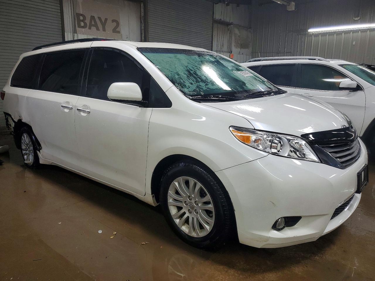 2016 TOYOTA SIENNA XLE photo 4
