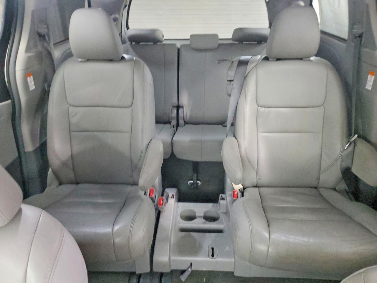 2016 TOYOTA SIENNA XLE photo 10