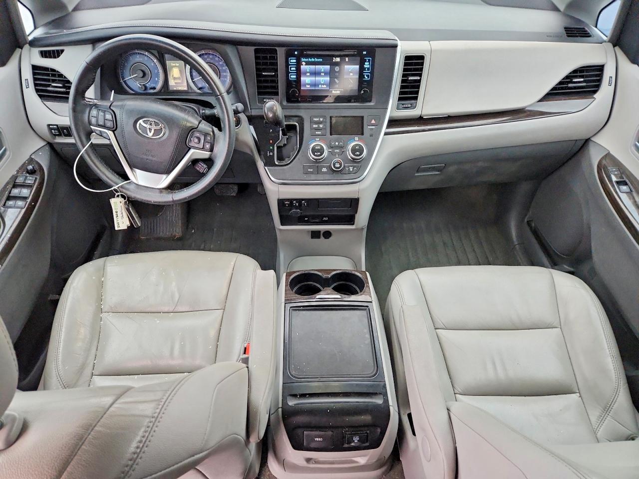 2016 TOYOTA SIENNA XLE photo 8